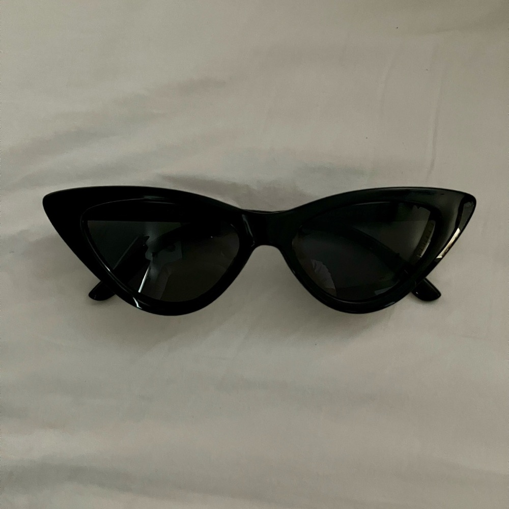 Chic Black Cat-Eye Sunglasses